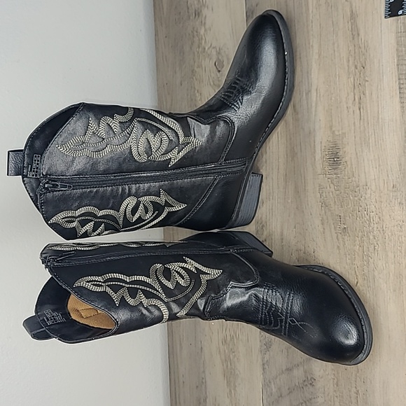 FRYE AND CO. Shoes - NEW Frye&Co Zip Boots